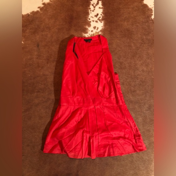 Theory red top 
size P (I'm assuming this is a standard small / petite top) - Picture 1 of 5
